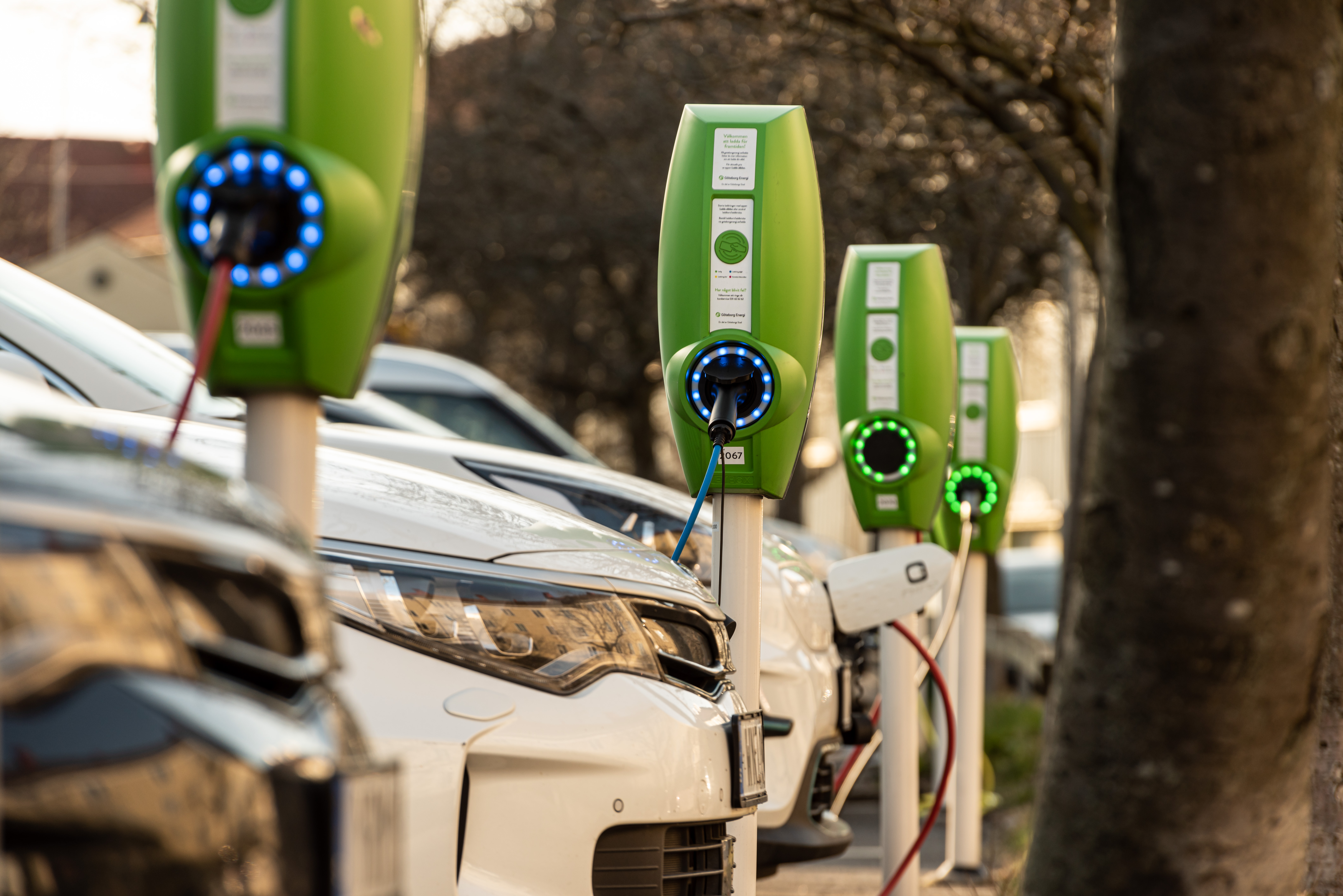 recharge des voitures électriques et hybrides sur les bornes de recharge publiques