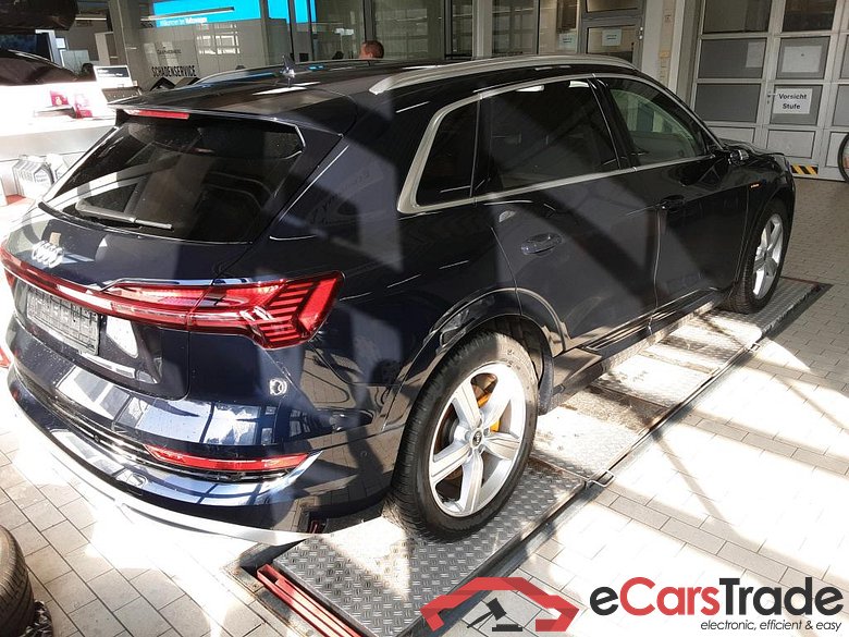 Audi 55 quattro S line E-tron #4