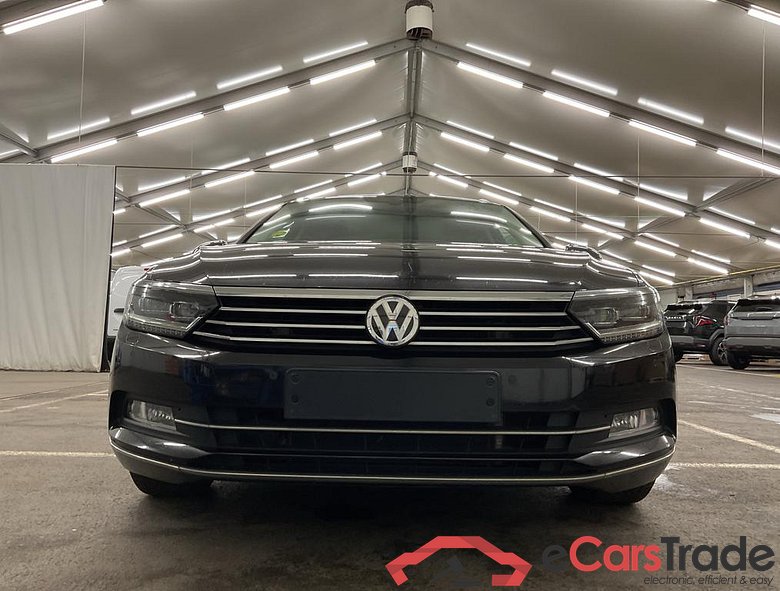 Volkswagen Passat 1.6 TDI Highline Aut. Pano LED-Matrix ACC Navi Sport-Leather KeylessGo Klima PDC ... #3