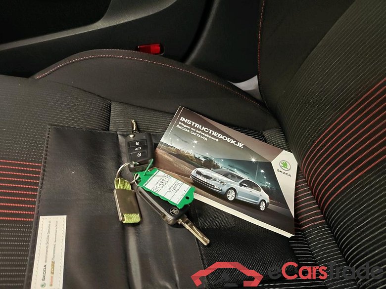 Skoda Octavia Combi 1.6 TDI Greentech DSG Sport Business 5d #4