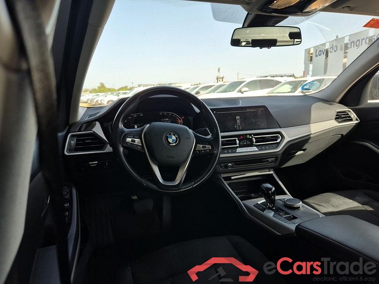 BMW Serie 3 / 2018 / 4P / sedán 318d Auto. #3