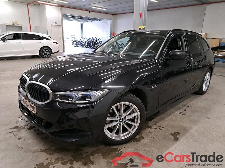 BMW - BMW 3 TOURING 320e 204PK Pack Innovation With Heated Sport Seats & Driving Assistant & Active Cruise Control & Comfort Entry & Parking Assistant * HYBRID *