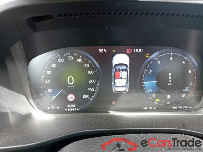 VOLVO XC40 / 2017 / 5P / todoterreno 2.0 B3 G Momentum Pro Auto #4