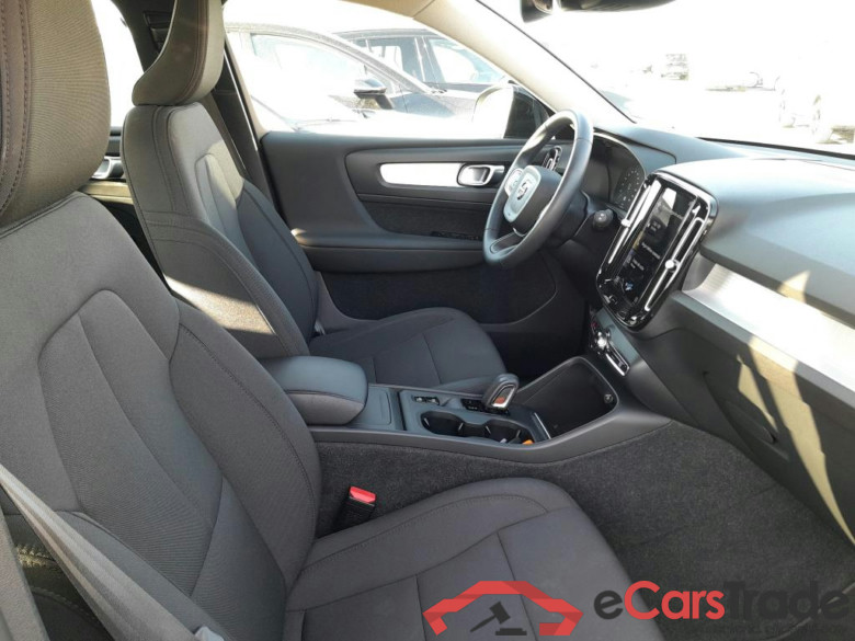 VOLVO XC40 / 2017 / 5P / todoterreno 1.5 T2 Momentum Auto #6