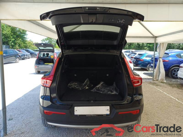 VOLVO XC40 / 2017 / 5P / SUV T4 PLUG-IN HYBRID AUTO RECH INSCRIP EXPR #5