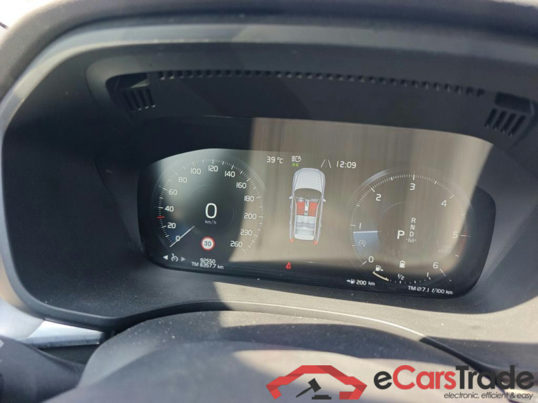 VOLVO XC60 / 2017 / 5P / todoterreno 2.0 B4 D Momentum Pro Auto #4