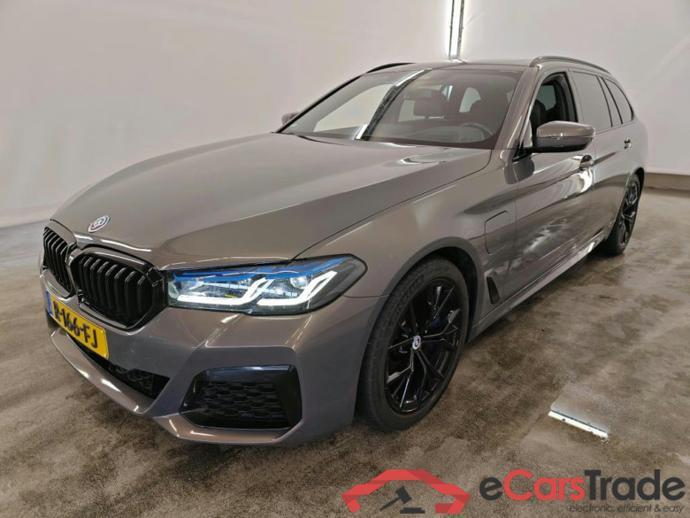 BMW 5 Serie Touring 530e M Sport 5d + Pano, BMW M 50 Jahre uitvoering, Head-Up, Harman & Kardon, M Sportpakket Pro #1