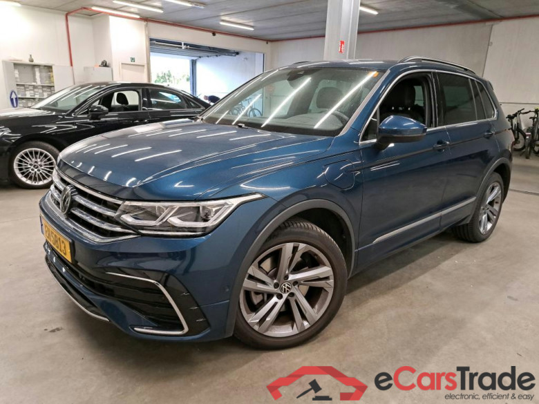VOLKSWAGEN - VW  TIGUAN 1.4 TSI PHEV 245PK DSG6 R-Line Pack Driver Assistance Plus & Travel & Side & Lane Assist & Heated Steering Wheel & Winter & Head Up & Nav Discover Media & Alarm & Rear Camera * HYBRID *
