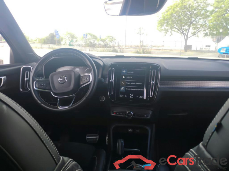 VOLVO XC40 / 2017 / 5P / todoterreno 1.5 T5 Twin Recharge R-Design Auto #3