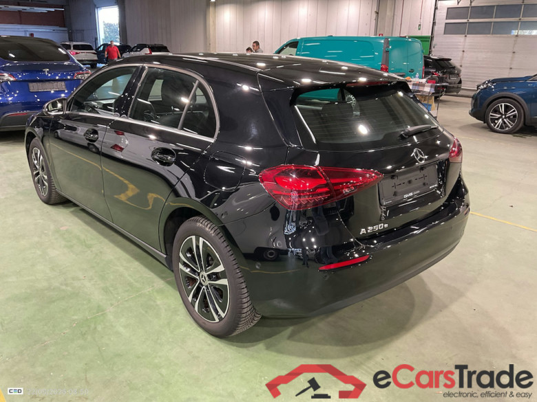 Mercedes A 250e Plug-In Hybrid Aut. LED Widescreen Navi 1/2 Sport-Leather KeylessGo Camera Klima PDC ... #4