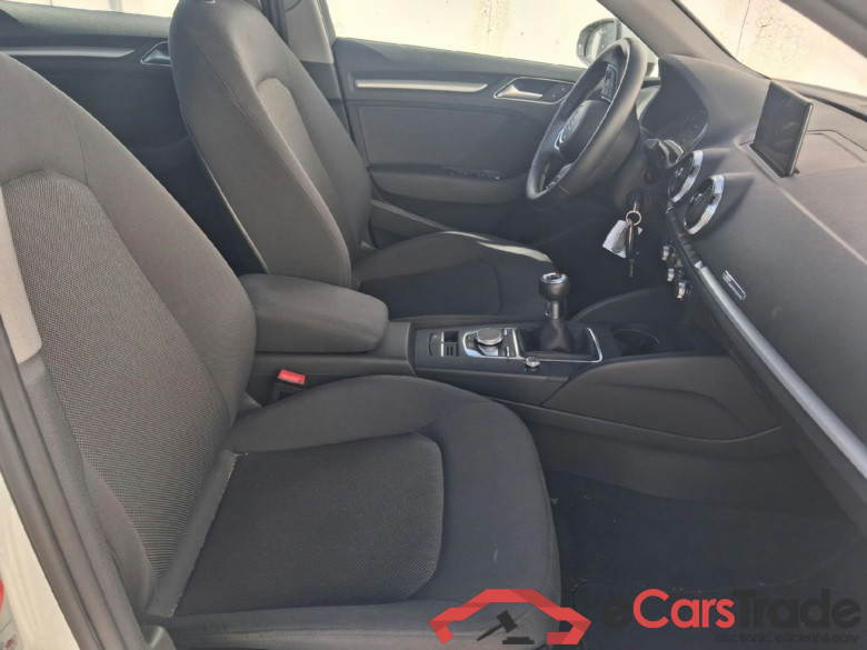 AUDI A3 / 2016 / 5P / berlina con portón Sportback 30 TDI 85kW (116CV) #6