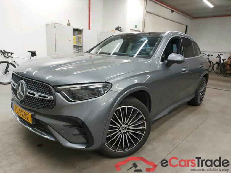 MERCEDES - MER GLC 300 de 333PK DCT 4MATIC AMG Line & Premium Plus With Head Up & KeyLess & Pano Roof & Burmester & DC Charging to 60Kw & Towing Hook With ESP  * HYBRID *