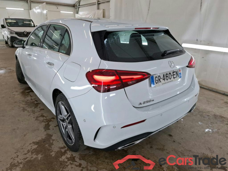 MERCEDES-BENZ Classe A Compact / 2022 / 5P / Berline A 250 e AMG Line 8G-DCT #3